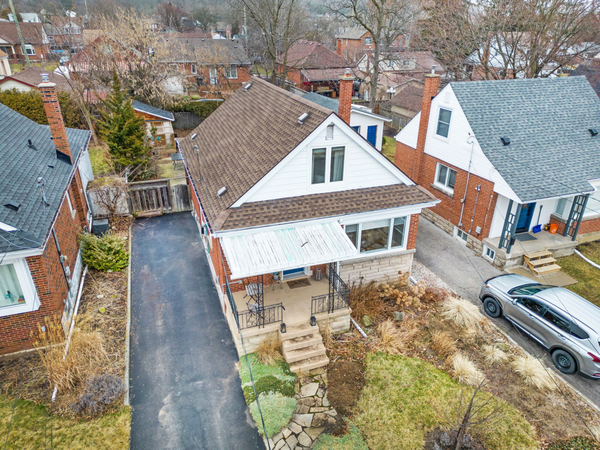138 Erindale Ave. Hamilton 138 Erindale Ave. Hamilton - aerial image of front of house